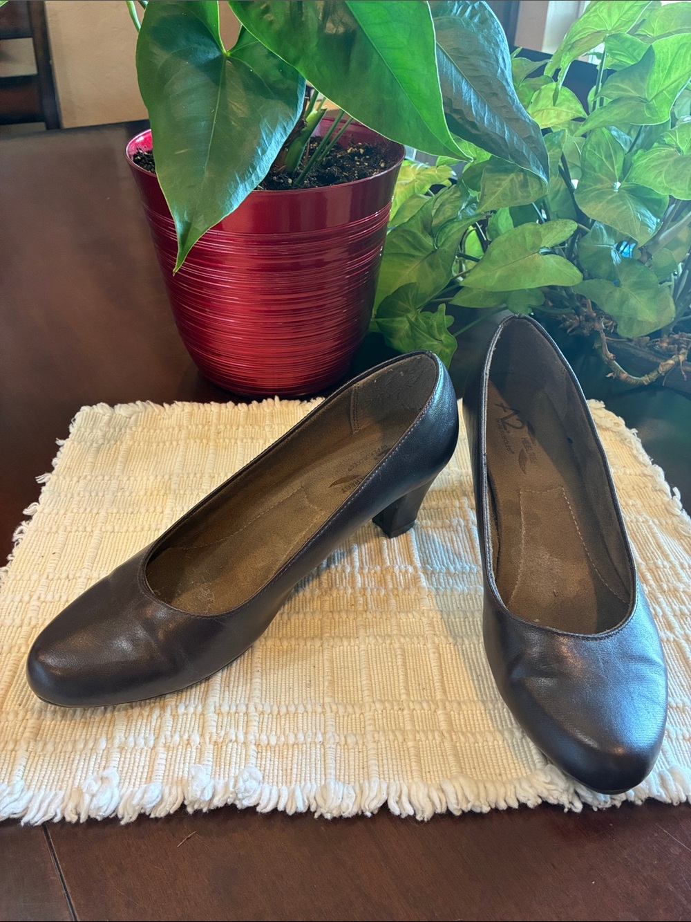 Size 8.5 A2 By Aerosoles Dark Brown Mid Heel Classic Pumps